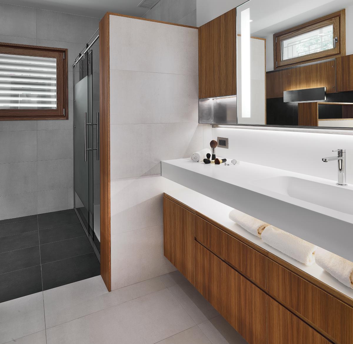 Salle de bain clé en main à Balma avec meuble en bois, double vasque et finitions contemporaines réalisées par Richard Ober