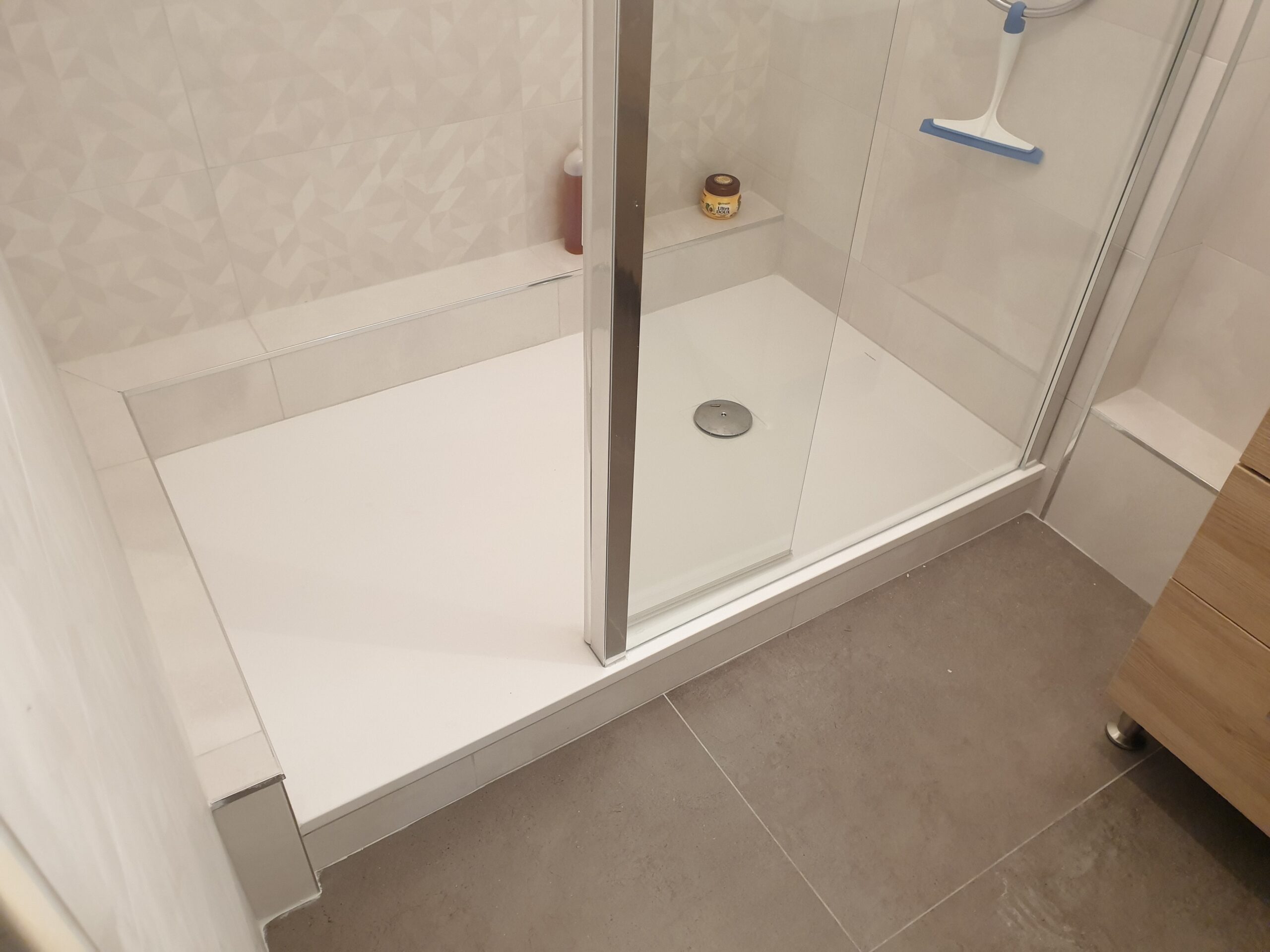Installation d’une douche contemporaine à Eaunes avec receveur extra-plat PMR et paroi vitrée